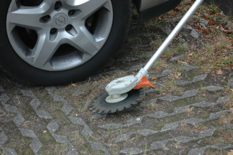 Bij correct gebruik kun je zonder veel risico's dicht bij geparkeerde auto's werken.