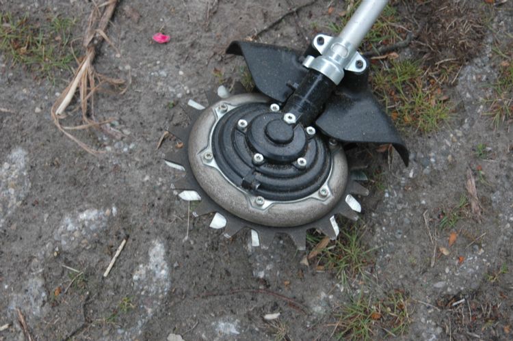 Makita gaf de tandjes van het ondermes een bijzondere, halvemaanachtige vorm. De schroef voor smeerolie is duidelijk herkenbaar.