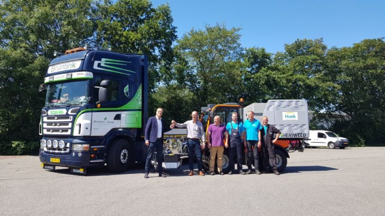 Johan Bruntink, mede eigenaar of Bruntink Voorst overhandigt de sleutel van de derde Heatweed Sensor-series aan André Hoek, eigenaar van Hoek Hoveniers. Johan Bruntink, mede eigenaar of Bruntink Voorst overhandigt de sleutel van de derde Heatweed Sensor-series aan André Hoek, eigenaar van Hoek Hoveniers.
