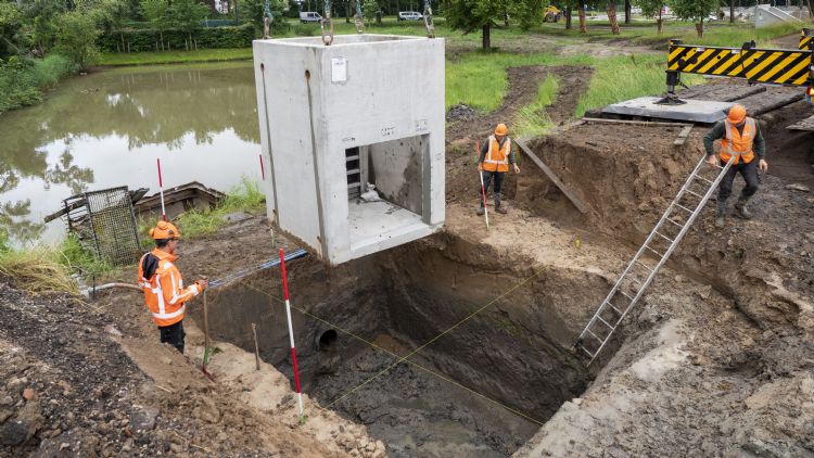 Leerlingen leren hier de kneepjes in het vak van grond-, weg- en waterbouw. Leerlingen leren hier de kneepjes in het vak van grond-, weg- en waterbouw.