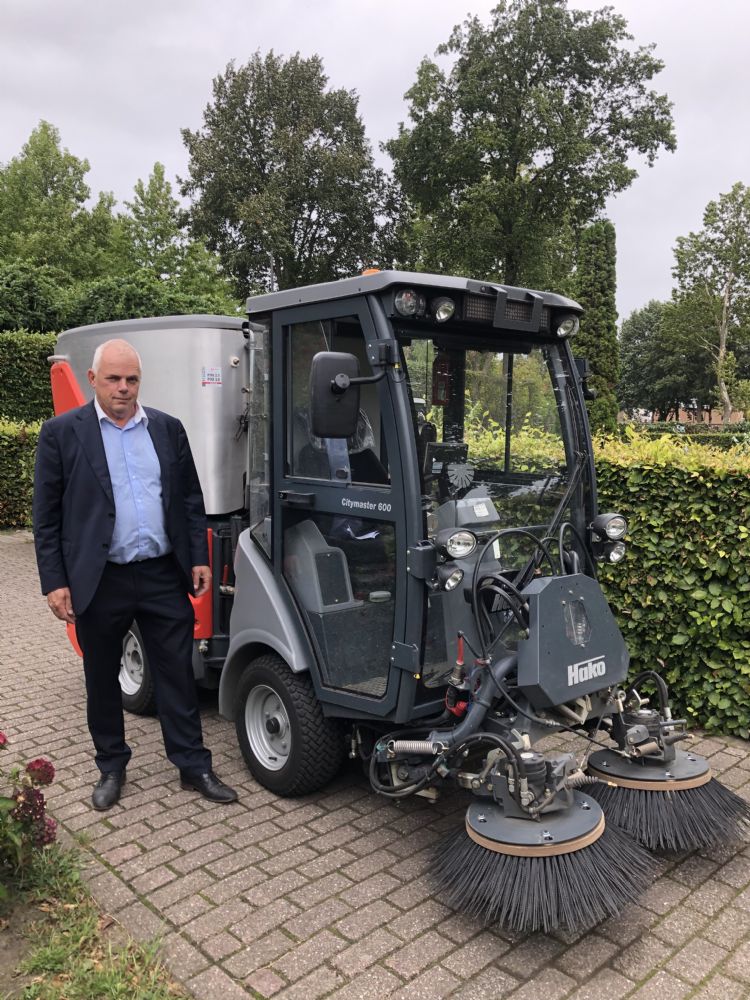 Peter Luijkx laat nu alle paden vegen met de machine op de elf begraafplaatsen. Peter Luijkx laat nu alle paden vegen met de machine op de elf begraafplaatsen.