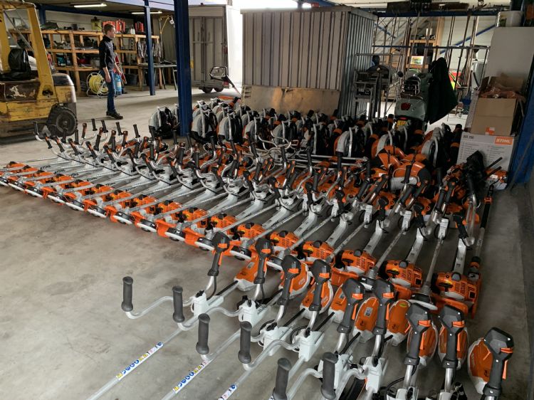 Donker Groep is jaarrond voorzien van de nieuwste Stihl-machines. Donker Groep is jaarrond voorzien van de nieuwste Stihl-machines.