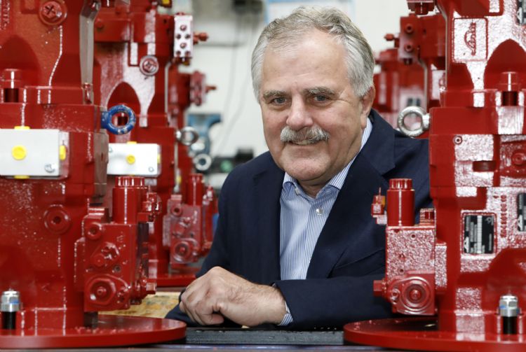 Roon Hylkema: 'Gelukkig maakt Jean Heybroek deel uit van een dynamische groep: Royal Reesink. Hierdoor kunnen we het ontstane gat waarschijnlijk al binnen anderhalf jaar opvullen. Andersom is deze ontwikkeling ook profijtelijk voor heel Royal Reesink, omd Roon Hylkema: 'Gelukkig maakt Jean Heybroek deel uit van een dynamische groep: Royal Reesink. Hierdoor kunnen we het ontstane gat waarschijnlijk al binnen anderhalf jaar opvullen. Andersom is deze ontwikkeling ook profijtelijk voor heel Royal Reesink, omd