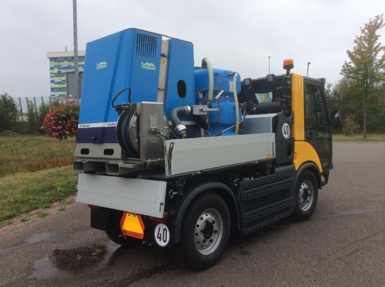 Multicar met Waterkracht-onkruidbestrijder Multicar met Waterkracht-onkruidbestrijder