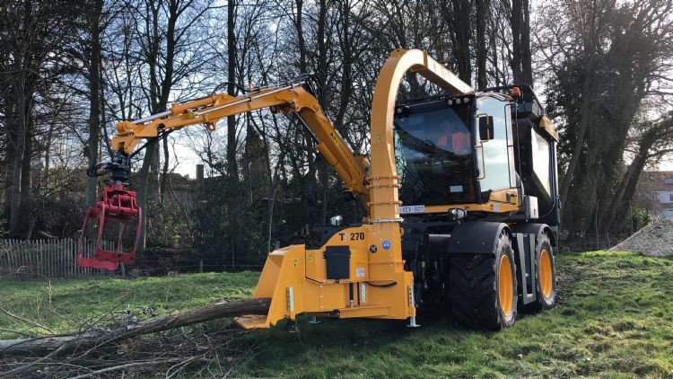 Met de houtversnipperaar voorop is de machine ook na het maaiseizoen in te zetten. Met de houtversnipperaar voorop is de machine ook na het maaiseizoen in te zetten.