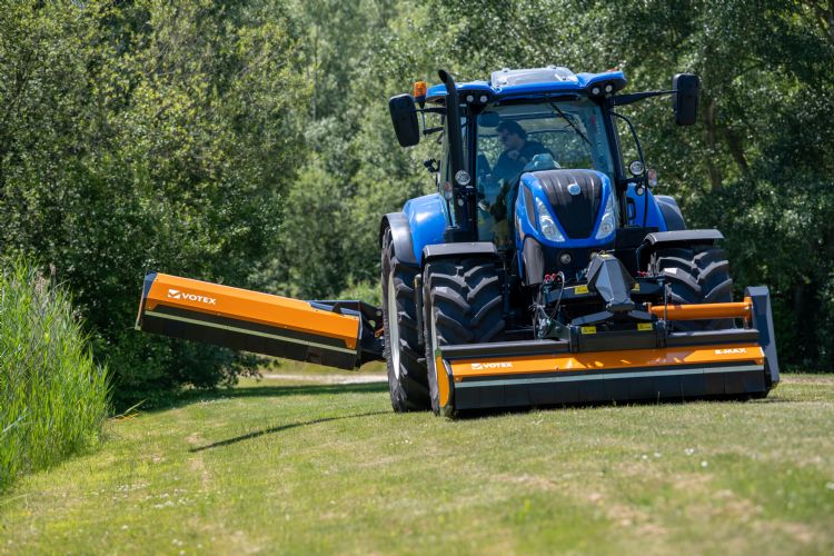 De zijklepelmaaier kan maaien in een hoek van + 90 tot -60 graden. De zijklepelmaaier kan maaien in een hoek van + 90 tot -60 graden.