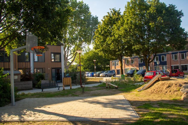 Sport en spel: jonge en oudere kinderen kunnen goed samen spelen. Sport en spel: jonge en oudere kinderen kunnen goed samen spelen.