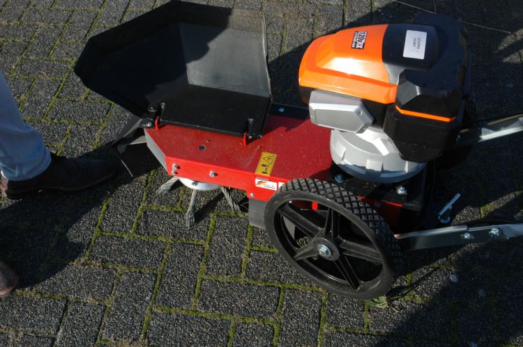 De Limpar is uitgerust met een zwenkbare borstelkop De Limpar is uitgerust met een zwenkbare borstelkop