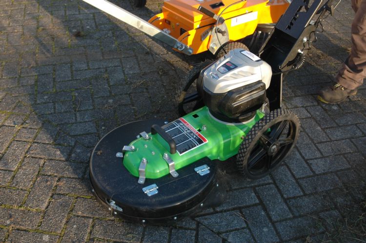 De Wiederman heeft een goede werking, maar neemt onkruid en vuil uit de goot niet mee. De Wiederman heeft een goede werking, maar neemt onkruid en vuil uit de goot niet mee.