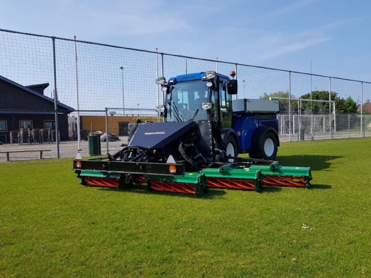 Een Multihog MXC 120 met zespuntsmaaier. Een Multihog MXC 120 met zespuntsmaaier.