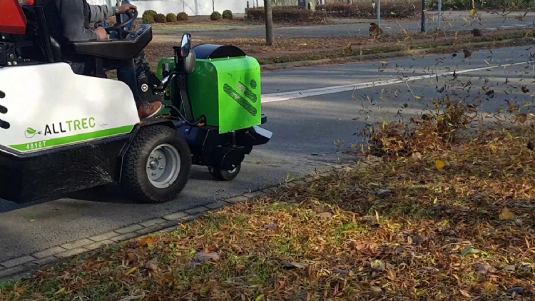 De E-bladblazer werkt ook elektrisch en dus stil. De E-bladblazer werkt ook elektrisch en dus stil.