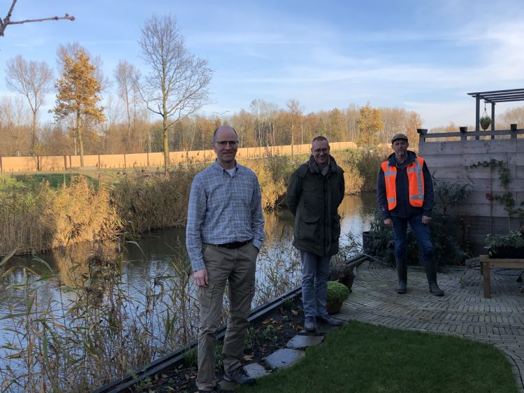 Nico van Oers (links) is blij met zijn nieuwe uitzicht op de eiken. Nico van Oers (links) is blij met zijn nieuwe uitzicht op de eiken.