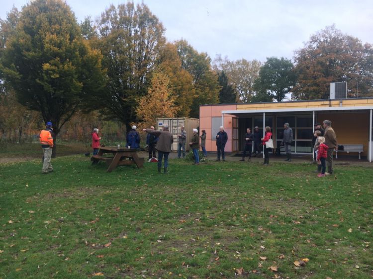 Vrijwilligers kunnen zich voor specifieke dagen aanmelden en worden door Sight Landscaping geïnstrueerd. Vrijwilligers kunnen zich voor specifieke dagen aanmelden en worden door Sight Landscaping geïnstrueerd.