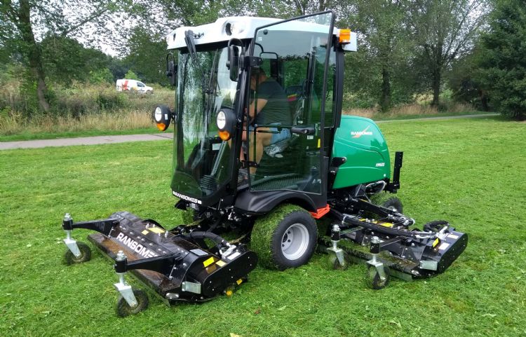 De Ransomes HM600C met Müthing-klepeldekken De Ransomes HM600C met Müthing-klepeldekken
