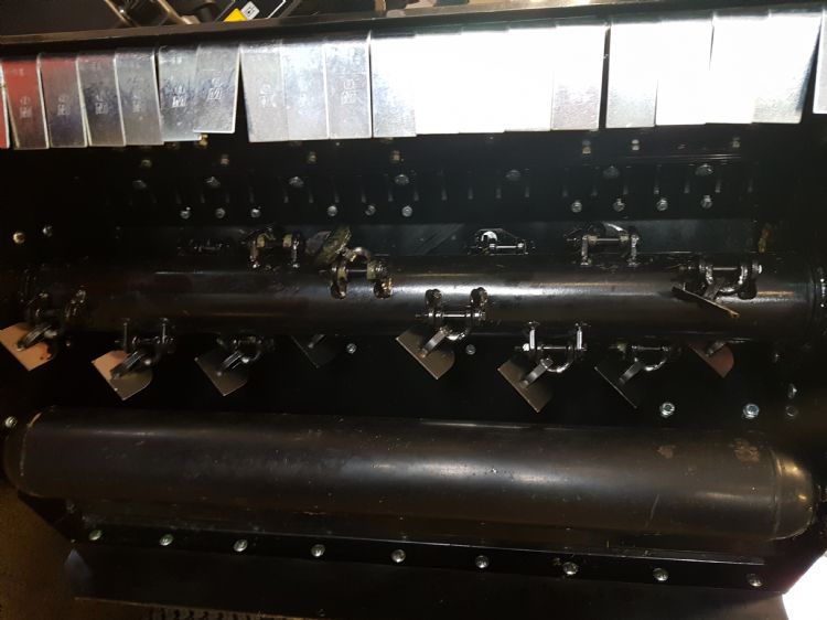 De ingenieus met een D-ring opgehangen klepels De ingenieus met een D-ring opgehangen klepels