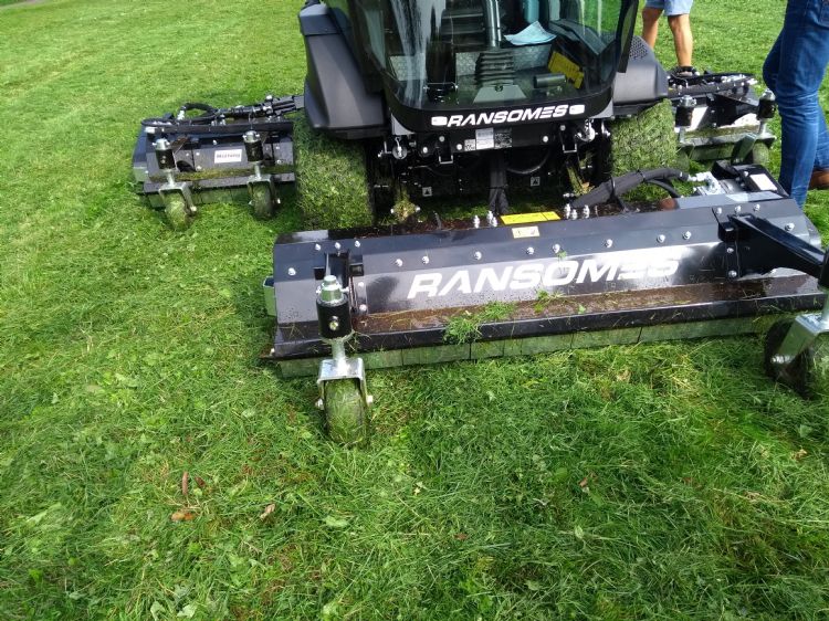 De machine zal nooit smoren in een te lang gewas. De machine zal nooit smoren in een te lang gewas.