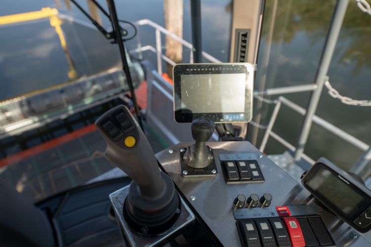 Bouwers van kleine drijvende werktuigen zeggen minder problemen met de certificering te ervaren dan gebruikers. Bouwers van kleine drijvende werktuigen zeggen minder problemen met de certificering te ervaren dan gebruikers.