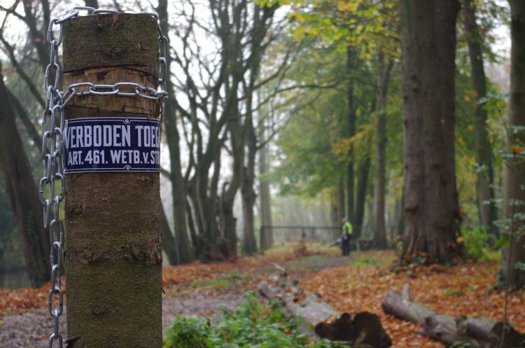 De aansluiting van de wandelroute door De Dommelbimd op regionale wandelroutes wordt verhinderd door bewoners van het voormalig Missiehuis. De aansluiting van de wandelroute door De Dommelbimd op regionale wandelroutes wordt verhinderd door bewoners van het voormalig Missiehuis.