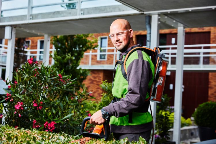 Een medewerker van Donker Groen verzorgt het groen in Delfshaven met elektrisch gereedschap. Een medewerker van Donker Groen verzorgt het groen in Delfshaven met elektrisch gereedschap.