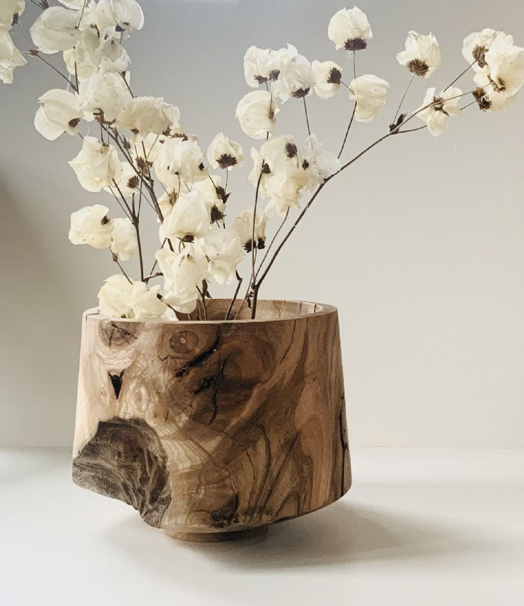 In samenwerking met idverde NL selecteert stadsboswachter Willem de Feijter Rotterdamse boomstammen voor Marisa Klaster, die er tafelaccessoires van maakt. De vaas op de foto is gemaakt van een knotwilg uit Charlois. In samenwerking met idverde NL selecteert stadsboswachter Willem de Feijter Rotterdamse boomstammen voor Marisa Klaster, die er tafelaccessoires van maakt. De vaas op de foto is gemaakt van een knotwilg uit Charlois.