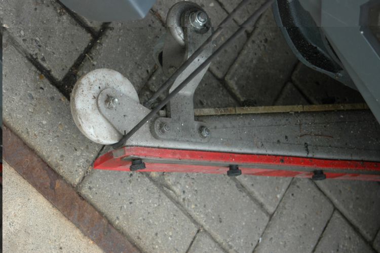 Deel van het schrob- en zuigdek. In uitgeklapte staat stuwt dit het schrobwater naar de centrale zuigmond. Deel van het schrob- en zuigdek. In uitgeklapte staat stuwt dit het schrobwater naar de centrale zuigmond.