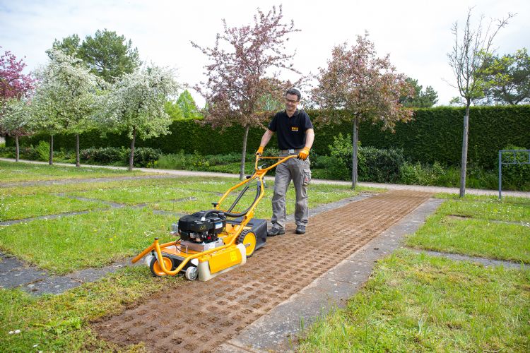 Comfortabel werken met de AS50, die een traploos instelbare werksnelheid heeft van 1,6 tot 2,5 km/u. Comfortabel werken met de AS50, die een traploos instelbare werksnelheid heeft van 1,6 tot 2,5 km/u.