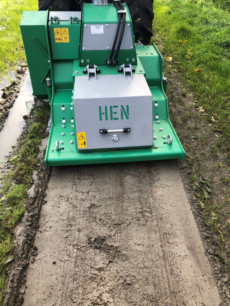 De hydraulisch aangedreven trilplaat heeft een drukloze retourleiding. De hydraulisch aangedreven trilplaat heeft een drukloze retourleiding.