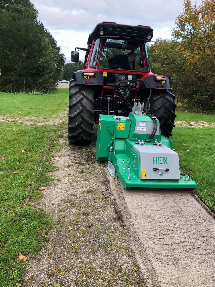 Een met schelpen halfverhard pad wordt gefreesd. Een met schelpen halfverhard pad wordt gefreesd.
