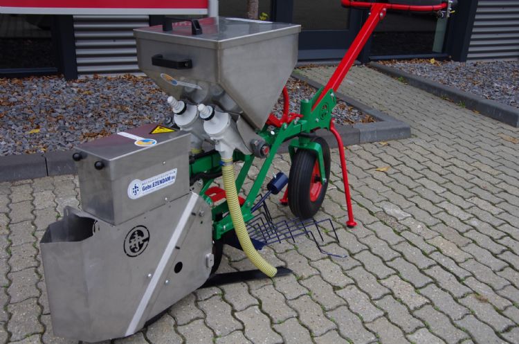 Naast wieden en schoffelen leent de werktuigdrager zich bijvoorbeeld voor rijenbemesting met granulaat. Naast wieden en schoffelen leent de werktuigdrager zich bijvoorbeeld voor rijenbemesting met granulaat.