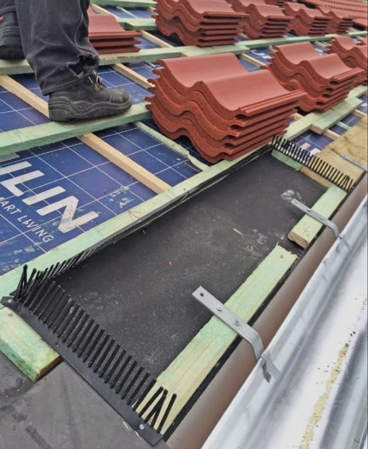 Inbrengen van een aangepaste (op maat gemaakte) vogelvide onder de eerste rij dakpannen als nestlocatie voor huismussen. Inbrengen van een aangepaste (op maat gemaakte) vogelvide onder de eerste rij dakpannen als nestlocatie voor huismussen.