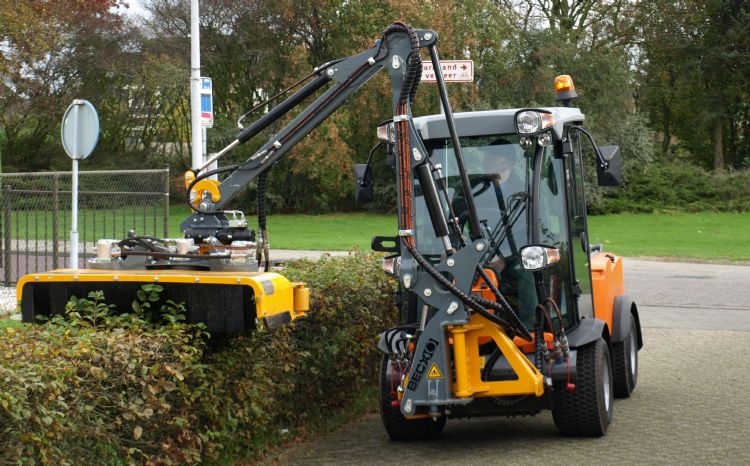 Met de MA270 kun je links en rechts van de machine snoeien Met de MA270 kun je links en rechts van de machine snoeien