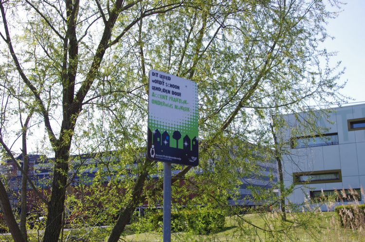 Leerlingen van scholengemeenschappen werken mee aan het onderhoud van de omgeving. Leerlingen van scholengemeenschappen werken mee aan het onderhoud van de omgeving.