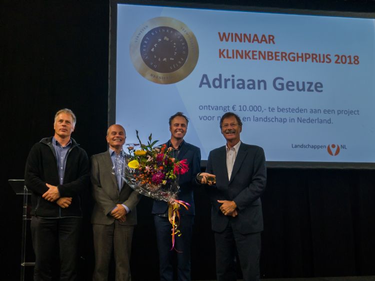V.l.n.r. Hank Bartelink (directeur LandschappenNL), Willem Ferwerda (juryvoorzitter), Adriaan Geuze en Arjen van der Meer (voorzitter LandschappenNL)