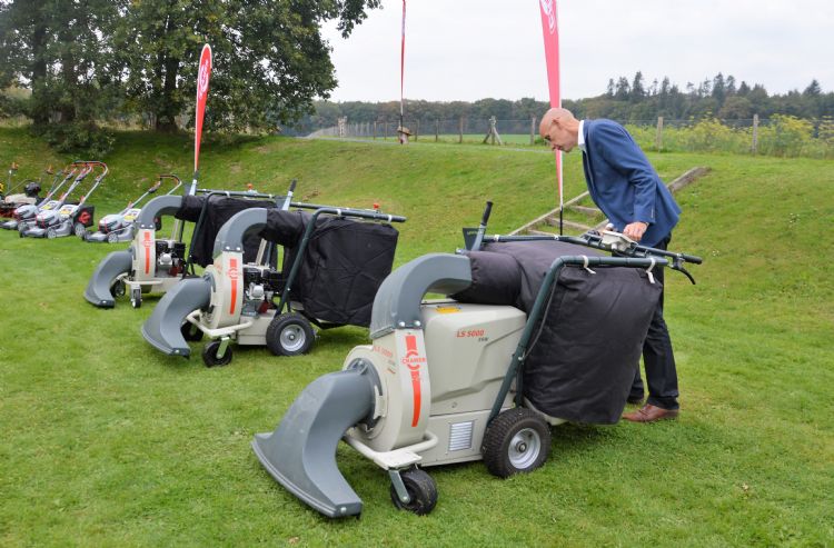 Johan Teeuwen bij de elektrische uitvoering van Cramers universeelzuiger: LS5000ESW 
