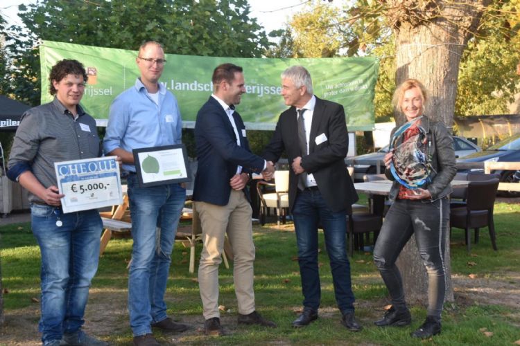 V.l.n.r. Rob Bekhuis, Stefan Jonas, Bart-Jan Harmsen, Jacob van Olst (namens Landschap Overijssel) en Anja ter Beek