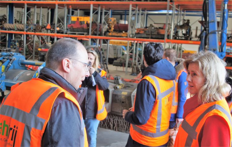 Jan Vrij (links) in gesprek met Mona Keijzer (rechts).