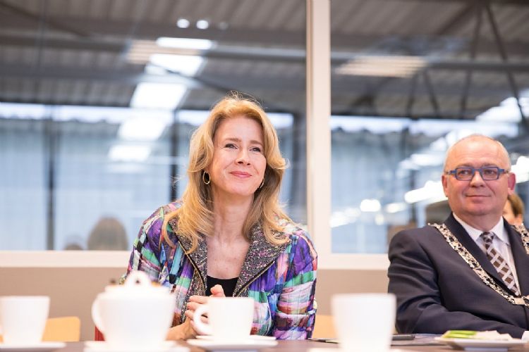 Mona Keijzer op een van haar vele werkbezoeken aan het MKB, ditmaal in Rijssen 2017. Foto: Femke Teussink, Provincie Overijssel. Bron: Wikimedia Commons. 