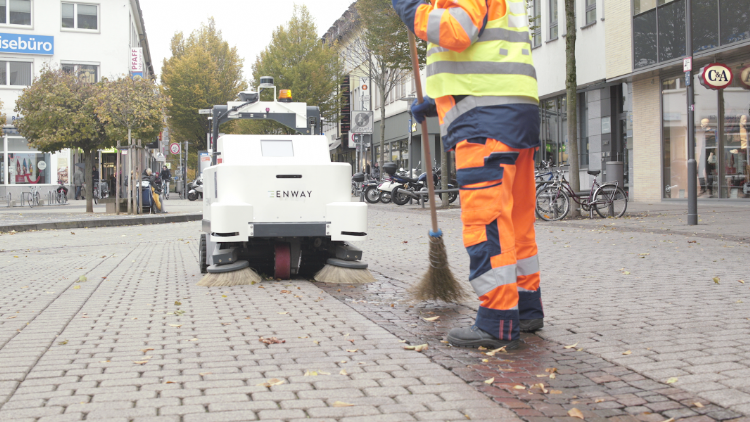 Door de mens-machine-modus volgt de veegmachine trouw 