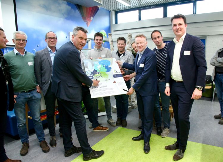 Van links naar rechts: Groenondernemer Wim van Ginkel (namens Branchevereniging VHG), bestuursvoorzitter ROC West-Brabant Rob Neutelings en wethouder Paul de Beer van de gemeente Breda. Op de achtergrond Bob Schalken (afdelingsmanager Prinsentuincollege) 