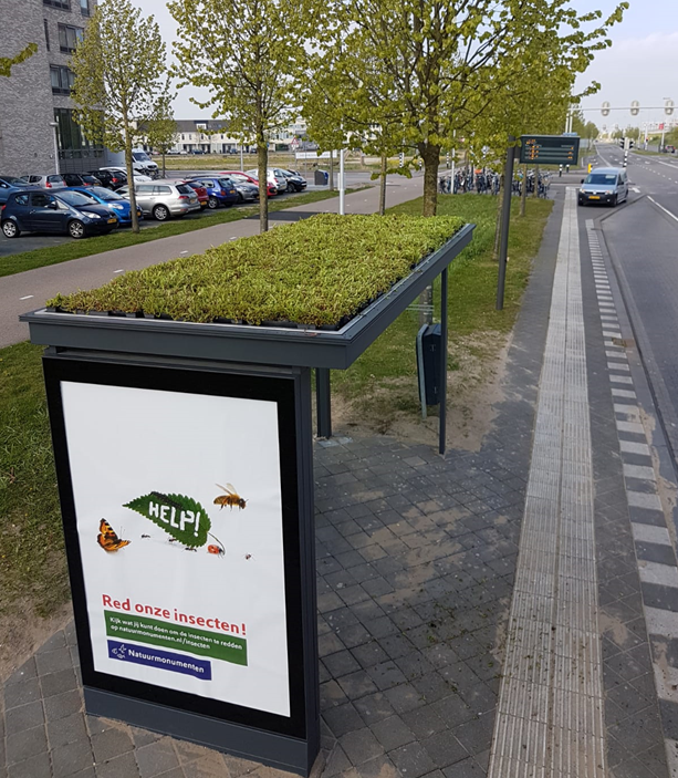 Groen bushokje met toepasselijke reclame. Foto: Clear Channel.