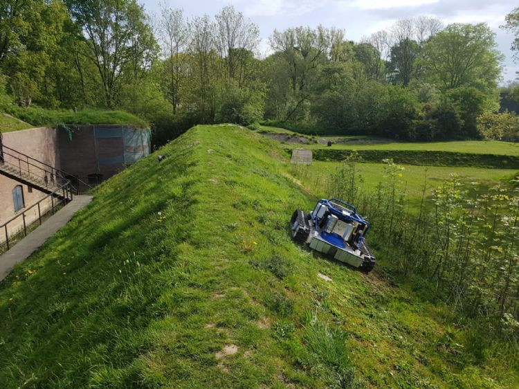 De steile hellingen vormen geen uitdaging voor de X-bot