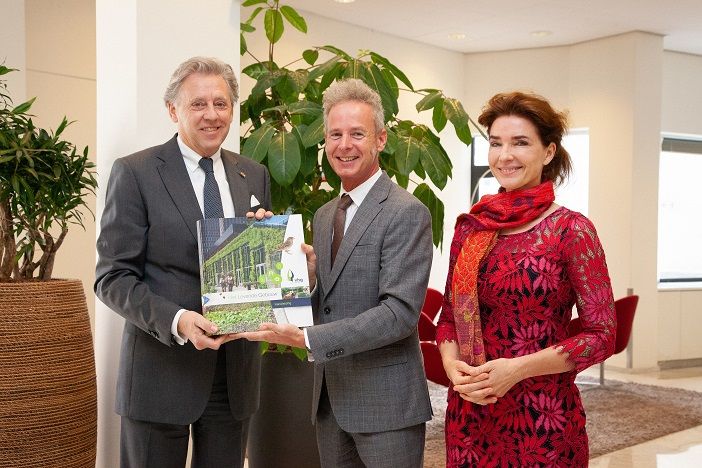 Ed Nijpels (links) neemt de VHG-handleiding Het Levende Gebouw in ontvangst uit handen van VHG-directeur Egbert Roozen en conceptontwikkelaar Kim van der Leest.