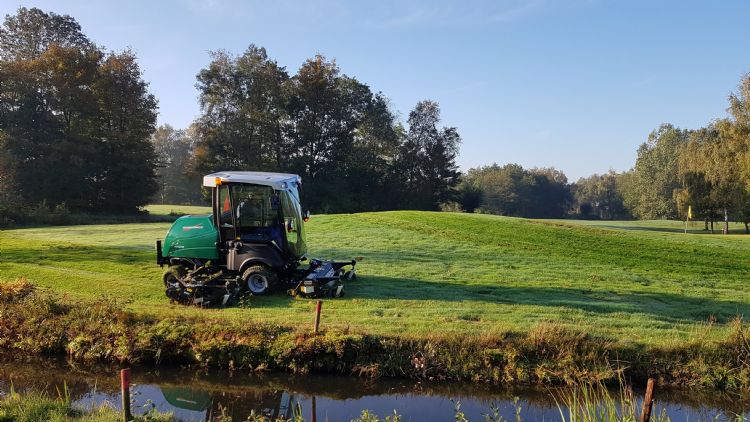 De Ransomes HM600 beweegt horizontaal en verticaal en kan dankzij de grote landrol ook ondulaties volgen.