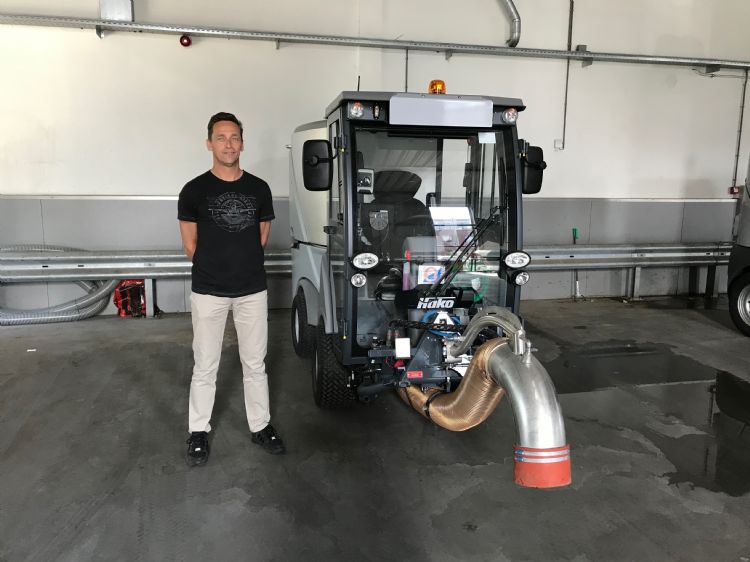 Henk Stasse bij een van de twee nieuwe Hako CM 600-hondenpoepzuigers die HVC heeft aangeschaft.