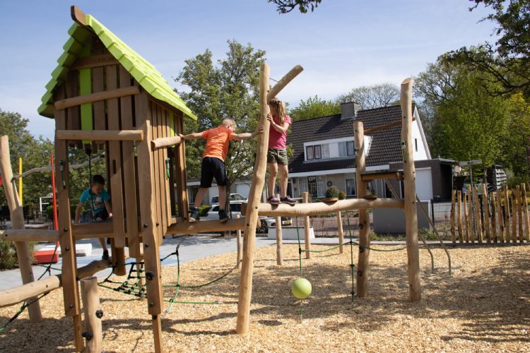 Leuk idee voor de Nationale buitenspeeldag: de floor is lava spelen. Meer tips vind je bij de Boerplay buitenspeeltips.  