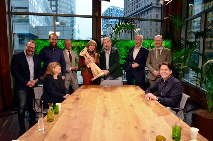 De prijswinnaars en organisatoren van de Groene Stad Challenge: v.l.n.r. Bart van Hal (Husqvarna), Joeri Meliefste (Sweco), Jacqueline van Dongen (gemeente Zwijndrecht), Armand van de Laar (gemeente Rijswijk), Ingrid Lambregts (gemeente Doetinchem), Harm Edens (presentator), Wouter Catsburg (gemeente Zeist), Henk Wijkhuisen (gemeente Bloemendaal), Lodewijk Hoekstra (NL Greenlabel). Foto: De Groene Stad Challenge