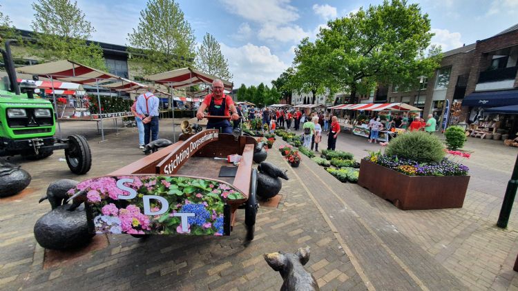 De dorpsverfraaiers maken gebruik van hun zelf gerestaureerde bakfiets