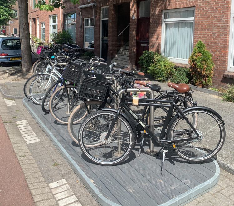 Een fietsvlonder op de Goudenregenstraat in Den Haag. Foto: gemeente Den Haag