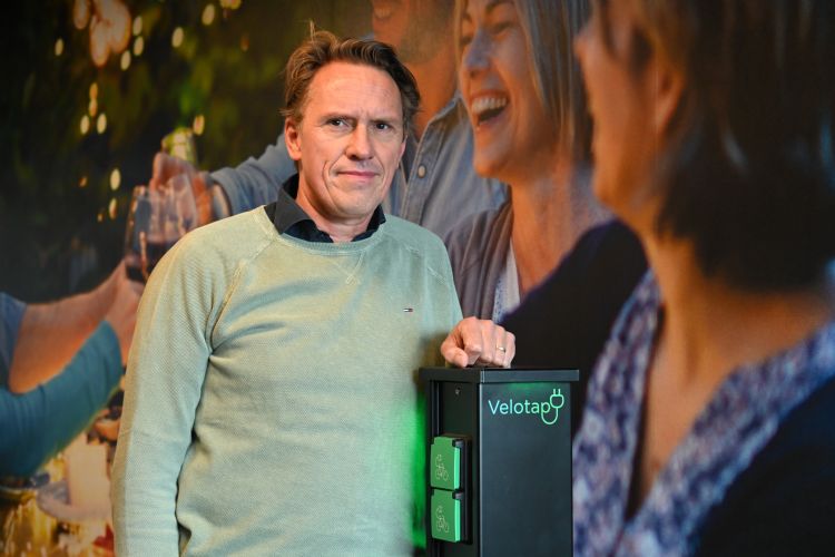 Ton Willems van Glampère met de door hem ontwikkelde Velotap laadpaal