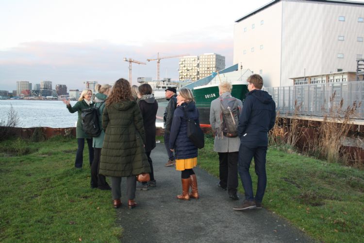 Tijdens de walkshop van Martine de Vaan wordt de ondergeschikte plaats van de voetganger in de stad duidelijk.